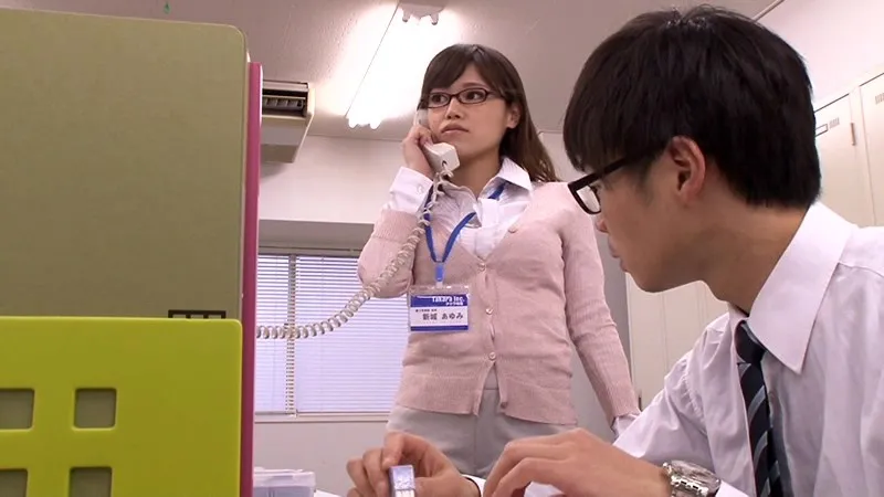 僕の部長は仕事が出来てメガネの似合う才色兼備の女上司で月から金まで毎日パツパツのパンツルックでバリバリと業務をこなしておられるのだがそんな部長の強烈に食い込んだ股間のマンスジに目を奪われて僕は今日も仕事が手に着かない 新城あゆみ サンプル1