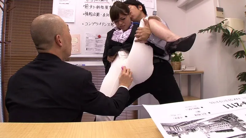 僕の部長は仕事が出来てメガネの似合う才色兼備の女上司で月から金まで毎日パツパツのパンツルックでバリバリと業務をこなしておられるのだがそんな部長の強烈に食い込んだ股間のマンスジに目を奪われて僕は今日も仕事が手に着かない 新城あゆみ サンプル3