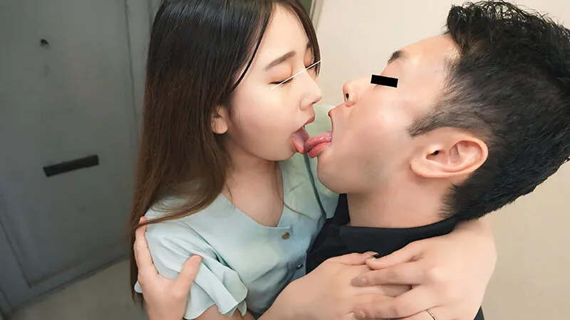 同じマンションのご近所奥さんと毎日玄関先で3分間キスだけ不倫してます。浮気だけは死守していたようですがやっぱりエスカレートしてしまい…。今までの我慢が解放され性欲モンスターと化し貪るように若い男の肉体を堪能する清楚美人妻 #04 さなさん サンプル1