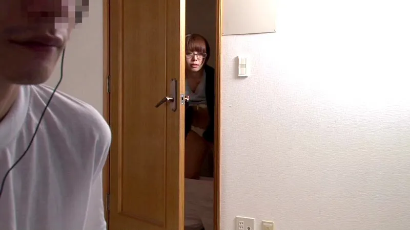 小さな頃から勉強しかしてこなかった僕の真面目な姉が、ヤバいことに!僕が部屋でいつものようにAVを見ていたらまさかの音がダダ漏れ!隣の部屋で勉強していたはずのガリ勉姉ちゃんが卑猥な音に誘われ、こっそり僕の部屋を覗き見!! サンプル1