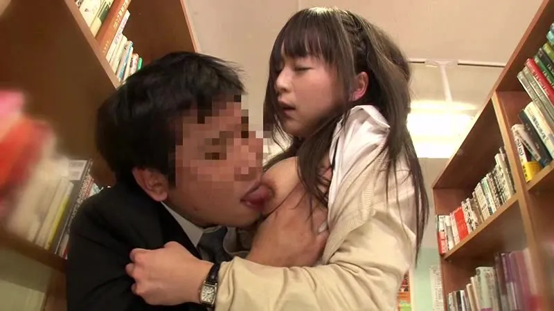 図書館で真面目にお勉強しているメガネをかけた清純女子校生の横で、エロ本を読んでいたら思わず勃起! それに気付いた女子校生が勉強そっちのけで僕のチ○ポに興味津々! サンプル4