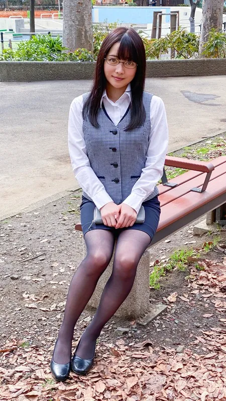 神メガネOL 宮沢ちはる 眼鏡OLスーツの美脚を包んだ生ナマしいパンストを完全着衣でムレた足裏からつま先を味わい尽くす!時には顔騎や足コキ、時には中出し、時にはお尻にコスってぶっかけとやりたい放題!発情させられた女の変態調教絶頂プレイを楽しむフェチAV サンプル1