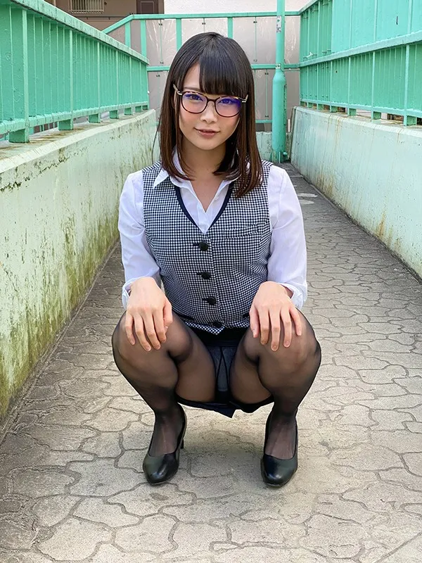 神メガネOL なつめ愛莉 眼鏡OLスーツの美脚を包んだ生ナマしいパンストを完全着衣でムレた足裏からつま先を味わい尽くす!時には顔騎や足コキ、時には中出し、時にはお尻にコスってぶっかけとやりたい放題!発情させられた女の変態調教絶頂プレイを楽しむフェチAV サンプル1