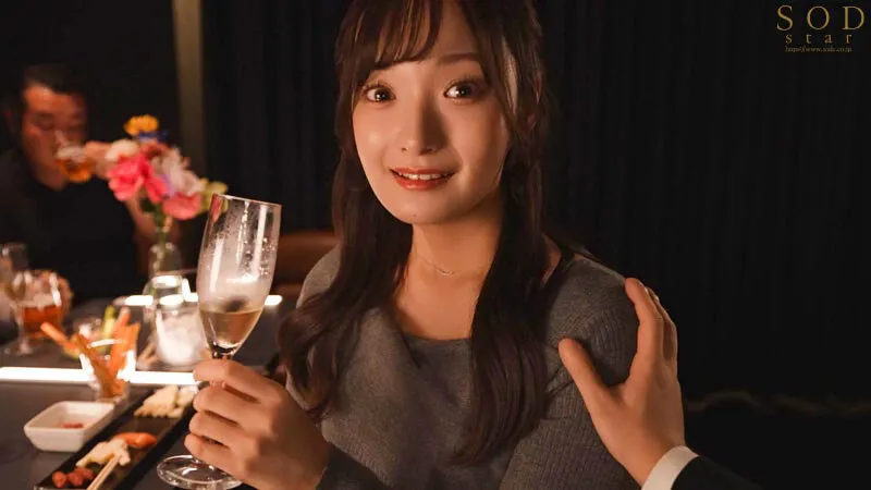 昼は清楚な新人女子アナ恋生は 夜はボクの居残り残業の発声練習に付き合ってくれ とびきり下品な清らか淫語を耳元でささやいて 優しく包み込むようなフィンガーテクと乳首舐めで慰めてくれる神同期 渚恋生 サンプル3