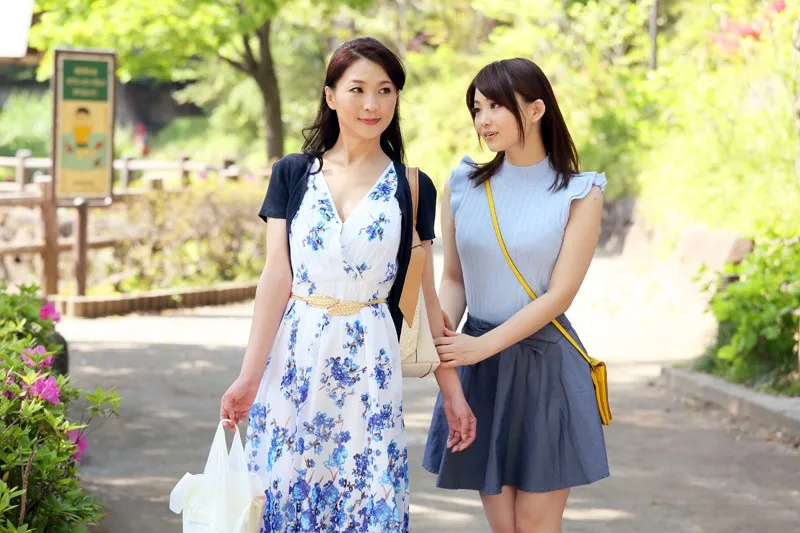 清楚に見えてスケベな母娘が家庭教師のボッキち○こに夢中!母:「私のおま○こにもお願いします・・」親子でジラされていいなりイキまくり親子丼 2 サンプル1