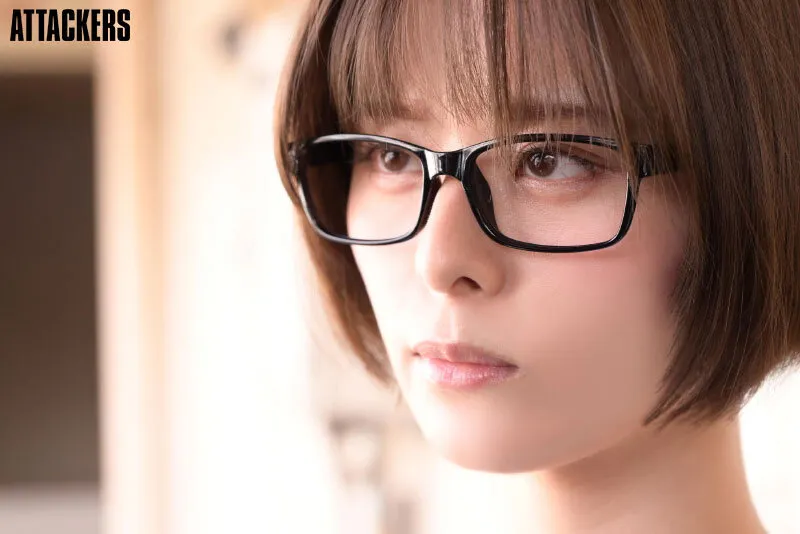 挨拶もしてくれない無口で地味なお隣さんは僕のチ○ポを身勝手に求めて精子をこってり搾り取るんです。 月乃ルナ サンプル3