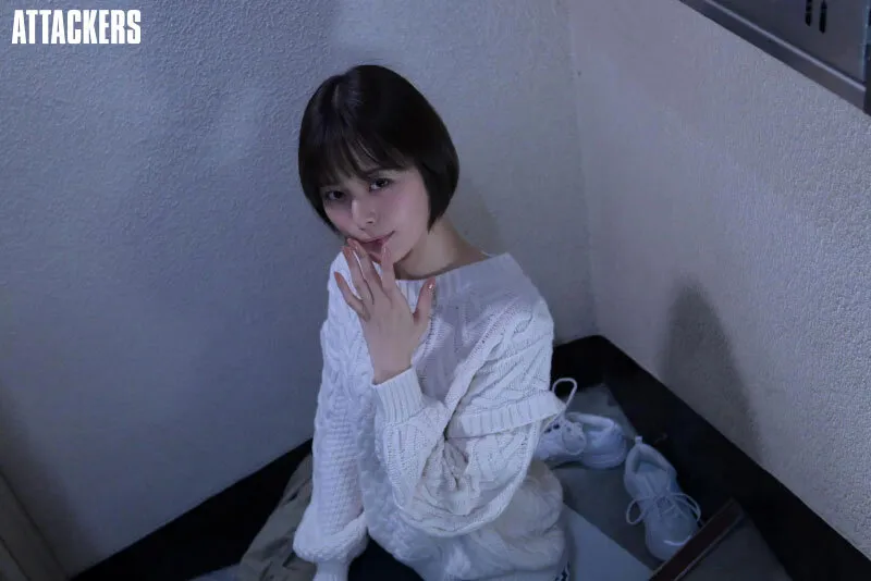 挨拶もしてくれない無口で地味なお隣さんは僕のチ○ポを身勝手に求めて精子をこってり搾り取るんです。 月乃ルナ サンプル4