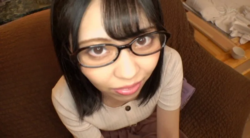 メイドカフェ店員・りりちゃん(20)は精子が大好きな変態女子 メガネ顔に大量顔射×ごっくん9飲精 サンプル1