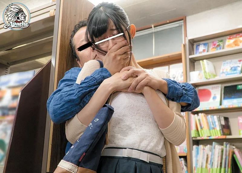 メガネ巨乳若妻 サイレント絶頂イキ本屋中出し痴● サンプル3