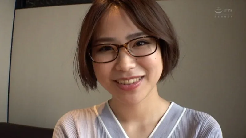 巨乳のメガネ女子が遠隔バイブ散歩に興奮して生中出しSEXで本気絶頂! めぐ サンプル1