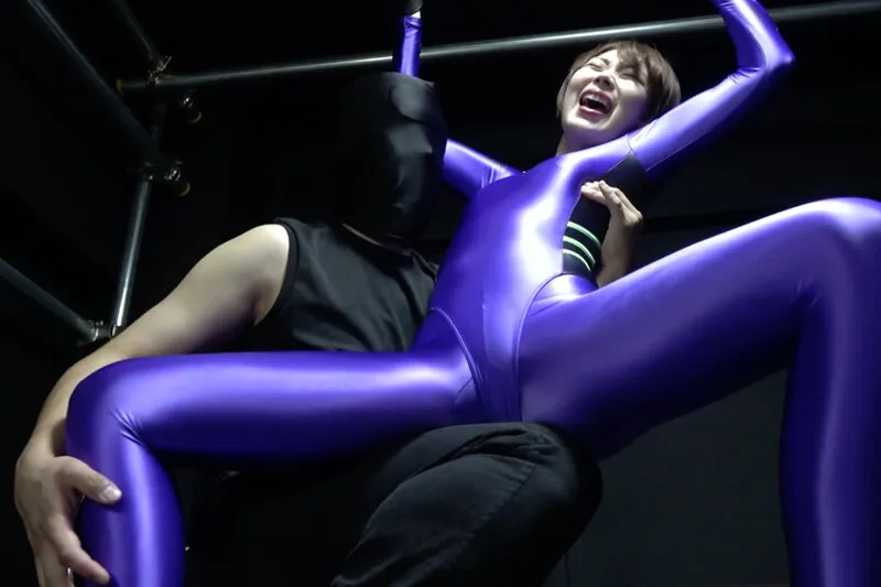 『全身タイツに身を包んだボーイッシュ女子を、拘束してさわさわこちょこちょ快楽混ざりのくすぐり地獄!』 香椎佳穂 サンプル4