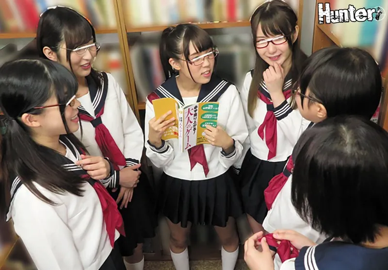 文化系メガネ図書委員女子と男はボク1人の王様ゲーム!!図書委員に入ってみたら、男子生徒はボク1人!しかも周りは文化系メガネ女子!!ハーレムな環境にニヤニヤしていたら、みんな真面目で気まずい雰囲気に!だけど一冊の本に書かれていた『王様ゲーム』に女子たちが… サンプル1
