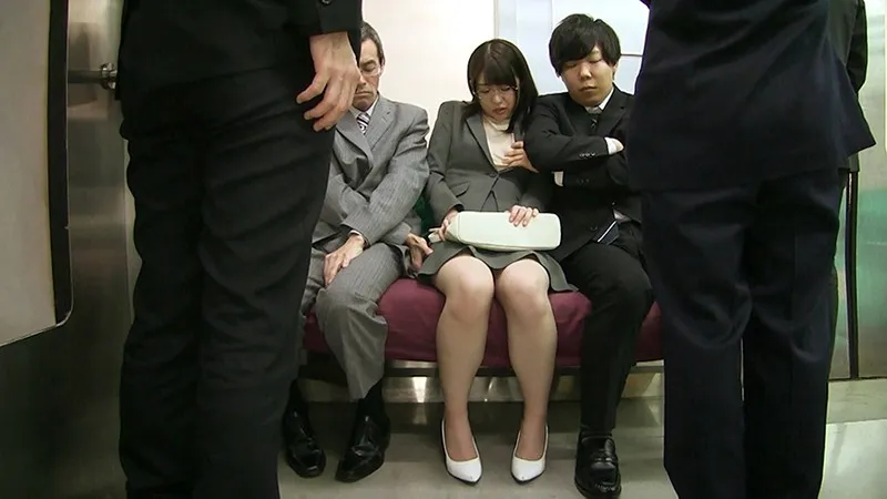 「痴●最低!」と言ってたはずが…実際痴●されたら涙目でイキまくるドスケベなメガネっ娘OL サンプル4
