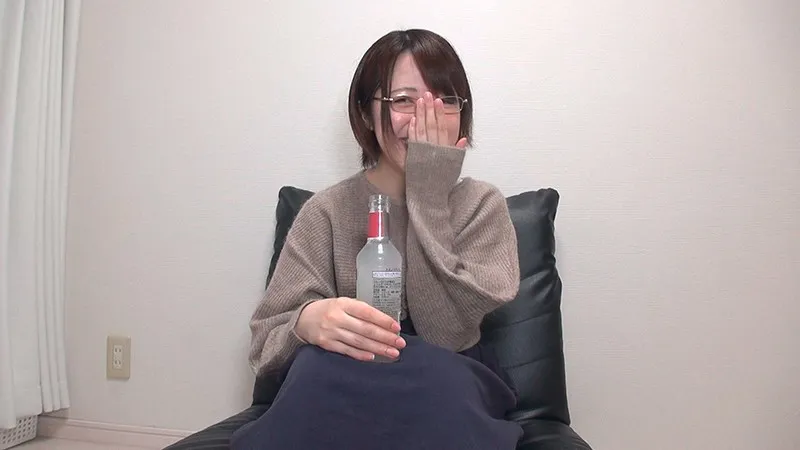 古本屋で働くメガネ女子 おっとり系に見せかけて実は天性のヤリマンでした! サンプル1