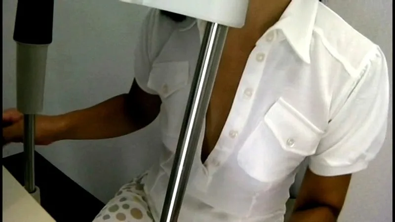 メガネを買いに来た女性たちの無防備な胸元を盗撮した映像 サンプル1