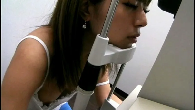 メガネを買いに来た女性たちの無防備な胸元を盗撮した映像2 サンプル2