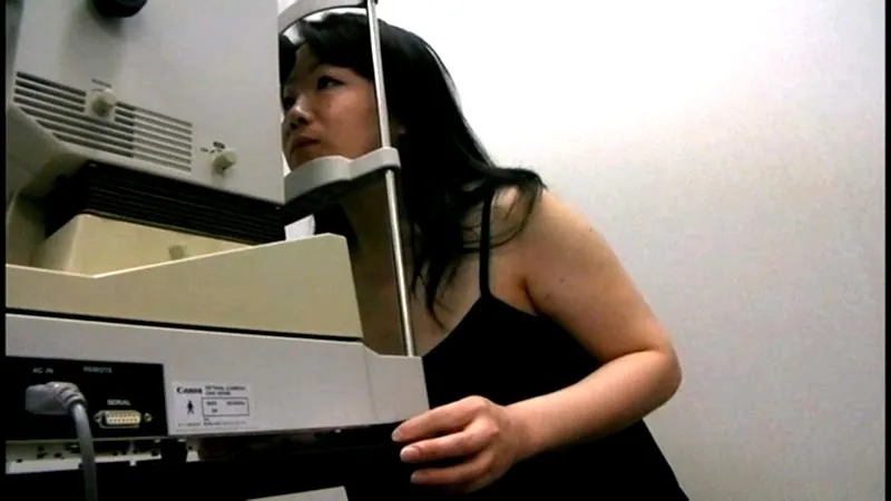 メガネを買いに来た女性たちの無防備な胸元を盗撮した映像2 サンプル3
