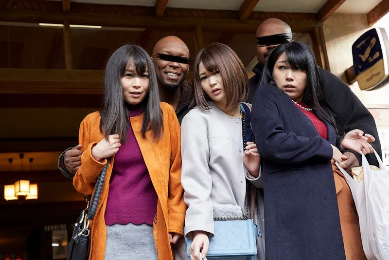 「黒人旅行客の迷惑行為を注意した清楚妻がデカチンで犯●れて…」VOL.1 サンプル1