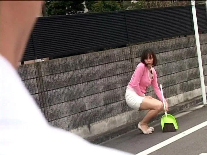 清楚な顔して男子校通学路で尻を突き出し誘惑するTバックお姉さん サンプル1