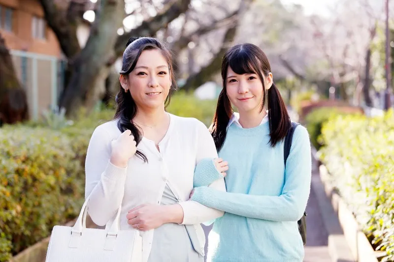 清楚に見えてスケベな母娘が家庭教師のボッキち○こに夢中!母:「私のおま○こにもお願いします・・」股を広げて肉棒、精液までも奪い合う肉欲3P親子丼SP サンプル2