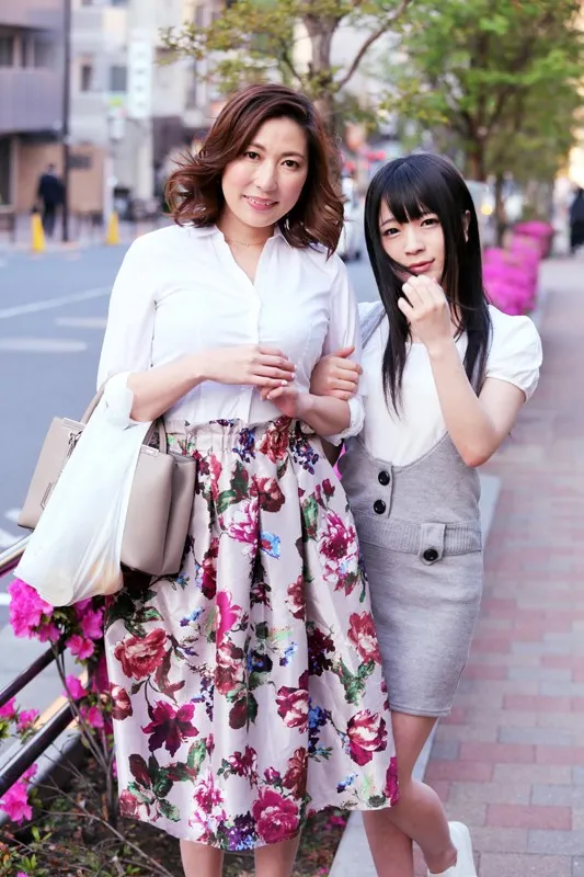 清楚に見えてスケベな母娘が家庭教師のボッキち○こに夢中!母:「私のおま○こにもお願いします・・」股を広げて肉棒、精液までも奪い合う肉欲3P親子丼SP サンプル3