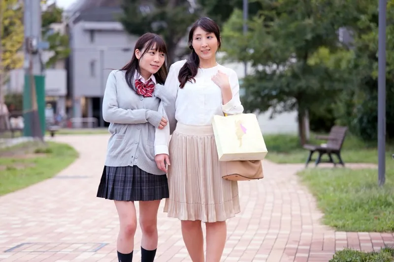 清楚に見えてスケベな母娘が家庭教師のボッキち○こに夢中!母:「私のおま○こにもお願いします・・」親子でジラされていいなりイキまくり親子丼 3 サンプル2