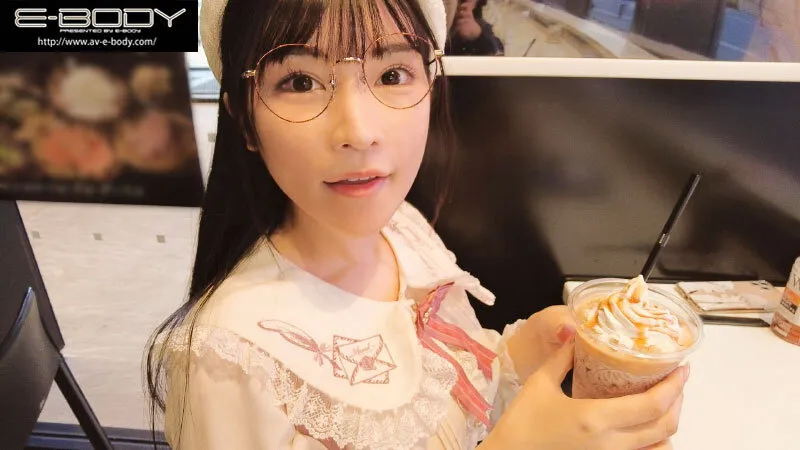 初めて出来た彼女を脱がしたら… 着衣からは想像できないスリム巨乳だしメガネ姿からは想像できない可愛い素顔 大興奮の僕は性欲尽きるまでハメまくった 胡桃さくら サンプル1