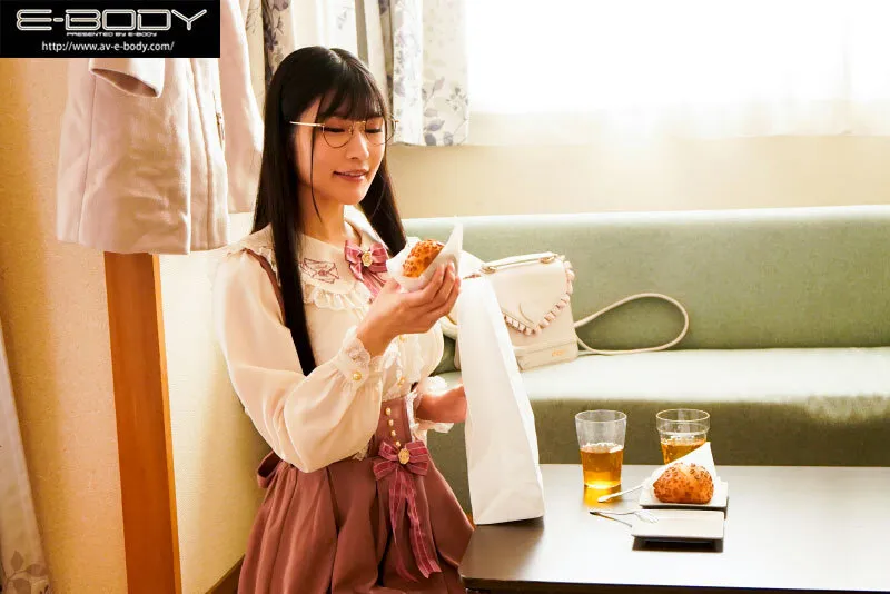 初めて出来た彼女を脱がしたら… 着衣からは想像できないスリム巨乳だしメガネ姿からは想像できない可愛い素顔 大興奮の僕は性欲尽きるまでハメまくった 胡桃さくら サンプル3