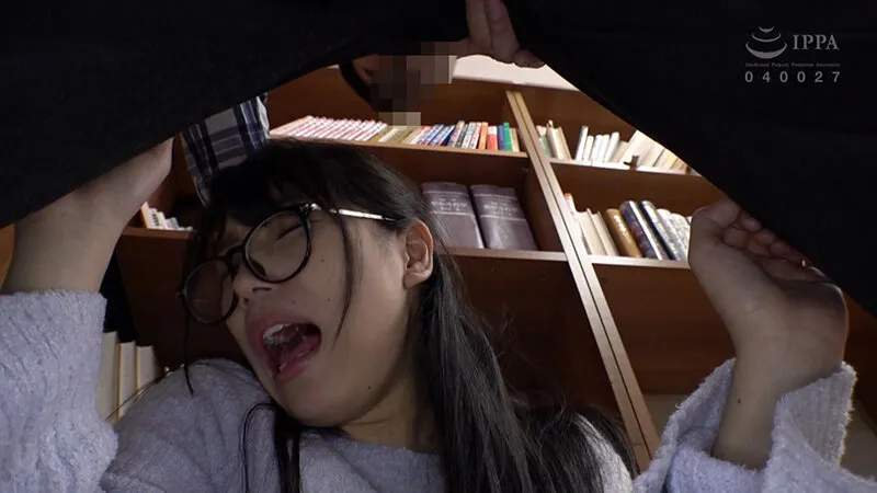 めがね巨乳ちゃんが図書館で恥じらいSEX羞恥 Part.1 サンプル3