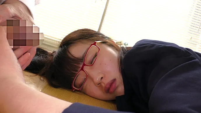 進路指導室盗撮 進路指導にやって来た文系めがね女子を昏●させて悪戯する悪徳エロ教師の記録 サンプル4