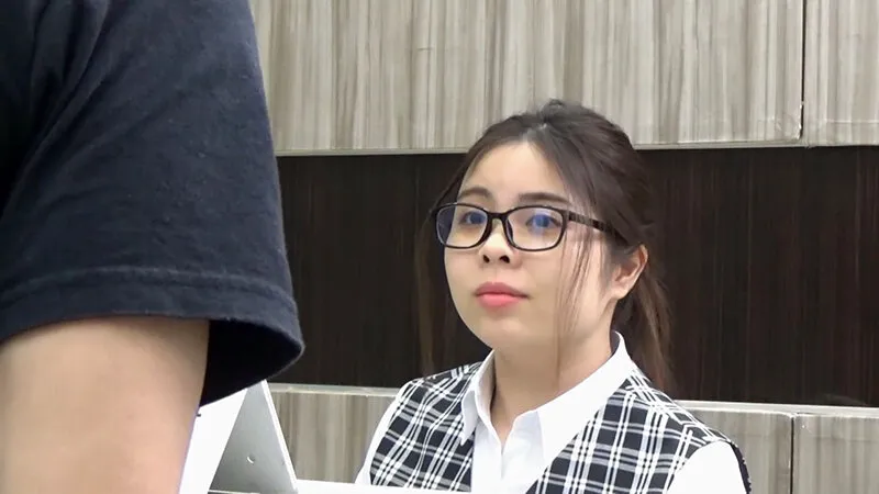 某有名企業中出し受付デスク 新人メガネちゃんは色白ピンク乳輪 サンプル1